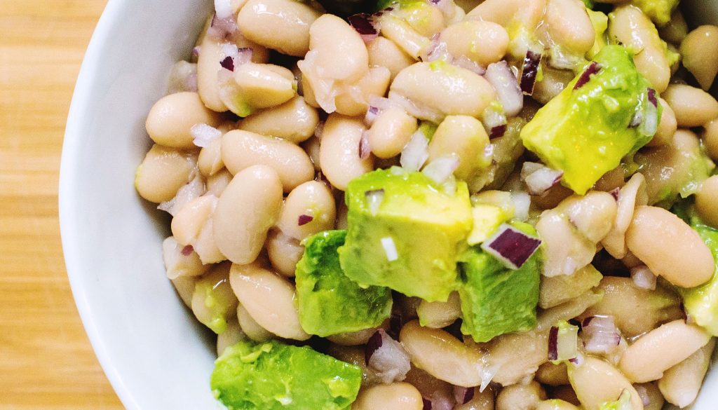 salata-avocado-fasole-alba